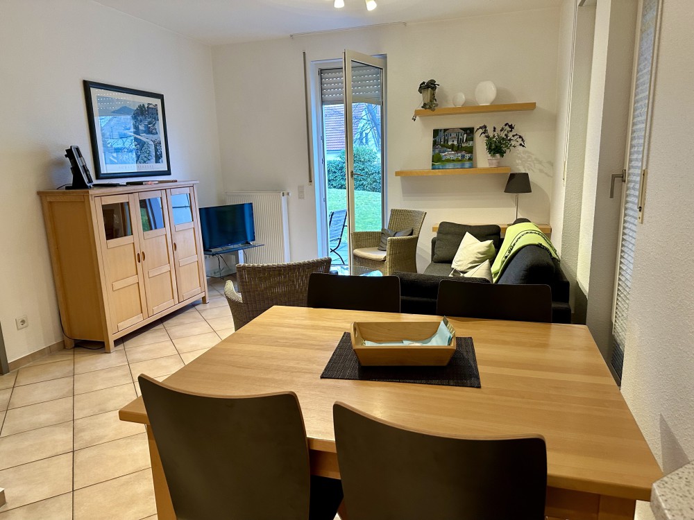 Essbereich mit Wohnecke und Terrassenzugang – Ferienwohnung 16 in Zinnowitz
